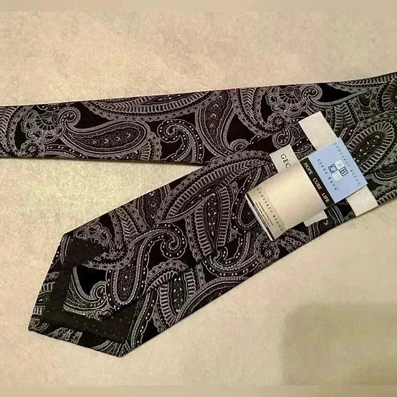 Geoffery Beene  Silver Gray Paisley Classic Mens Silk Necktie NWT. 4” Widest - Picture 1 of 7